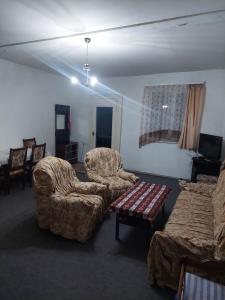 ein Wohnzimmer mit 2 Stühlen und einem Sofa in der Unterkunft Sevan EM & YU in Sewan