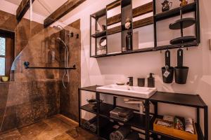 菲赫特Bosrust Bungalow的浴室配有洗手池和淋浴