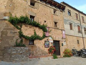 锡古恩萨Hotel Rural el Arrabal Siguenza的一栋建筑前停着一辆摩托车