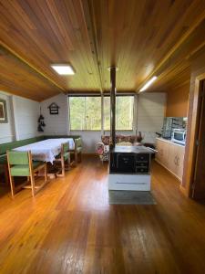 Una habitación grande con una estufa y una cama dentro. en Pousada Doce Vida, en Urubici