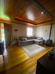 sala de estar amplia con sofá y TV en Pousada Doce Vida, en Urubici