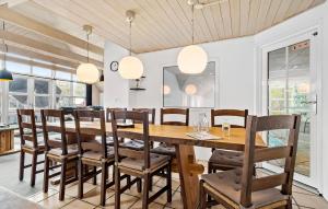 Restoran atau tempat lain untuk makan di Gorgeous Home In Nørre Nebel With Sauna