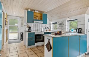 Dapur atau dapur kecil di Gorgeous Home In Nørre Nebel With Sauna