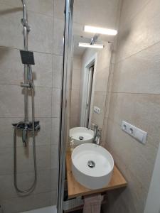 La salle de bains est pourvue de toilettes, d'un lavabo et d'une douche. dans l'établissement Aeropuerto Barcelona -Mi colibrí, à El Prat de Llobregat