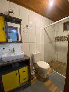 Un baño con inodoro, lavabo y ducha. en Pousada Doce Vida, en Urubici 6 fotos más