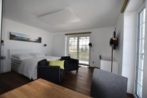 Posezení v ubytování Schickes Apartment in Landhausvilla am Chiemsee