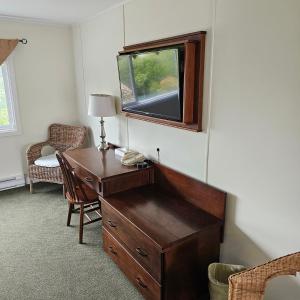 Cette chambre comprend un bureau avec une fenêtre et une chaise. dans l'établissement Pacific Rim Motel, à Ucluelet