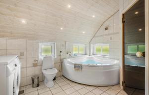 Ένα μπάνιο στο Gorgeous Home In Henne With Kitchen