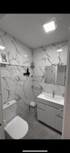 ein weißes Badezimmer mit Toilette und Waschbecken in der Unterkunft Precioso dormitorio en el centro de Torremolinos in Torremolinos