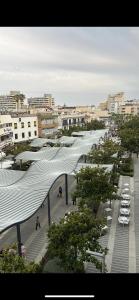 eine Stadt mit Autos auf einem Parkplatz in der Unterkunft Precioso dormitorio en el centro de Torremolinos in Torremolinos