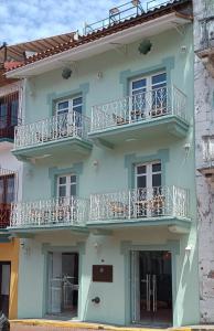 un edificio azul con balcones blancos. en HOTEL BALUARTE BOUTIQUE PANAMA, en Panamá
