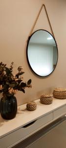 BaresにあるLa casa de Claudiaの花瓶と花が置かれた棚の上の鏡