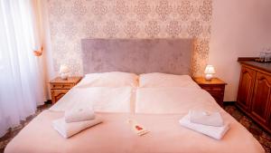 Letto o letti in una camera di Hotel Praga