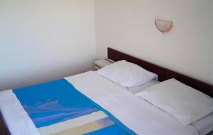 Ένα ή περισσότερα κρεβάτια σε δωμάτιο στο 4 Bedroom Stunning Apartment In Banjol