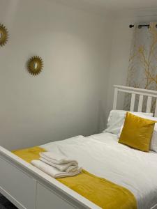Ένα ή περισσότερα κρεβάτια σε δωμάτιο στο Spacious 3 bed family home with garden