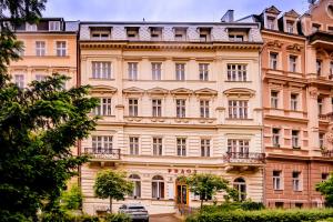 un grande edificio con molte finestre di Hotel Praga a Karlovy Vary
