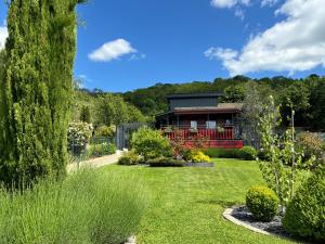 a garden with a house in the background at TiNY HOUSE LE CHALET in Échenoz-la-Méline