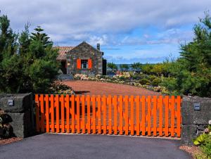 een oranje hek voor een huis bij Casa Baleia Laranja Ocean-Front in Cabeço Chão