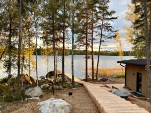 a cabin with a dock next to a lake at Villa Kivi in Valkeakoski