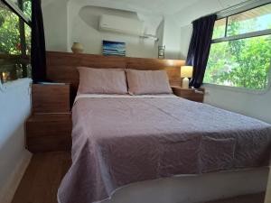 Postel nebo postele na pokoji v ubytování Casa Bus los Guanacastes