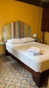 Postel nebo postele na pokoji v ubytování Hostal Casa Astromelia