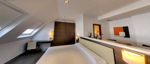 Una habitación con una cama y un escritorio. en Hotel Hyltor, en Archena