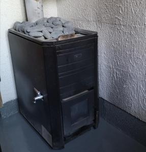 カラヨキにあるIdyllinen mökki ja pihasauna jokirannassa - sisältää liinavaatteet ja loppusiivouksenの黒いごみ箱