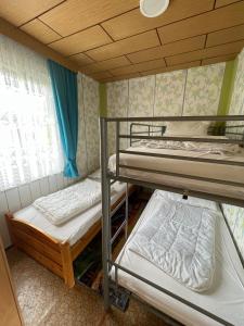 two bunk beds in a room with a window at Ferien-Bungalow im Seebad UeckermündeOT Bellin in Ueckermünde