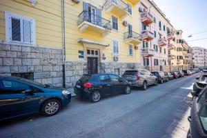 El barrio en el que está el departamento o un barrio cercano