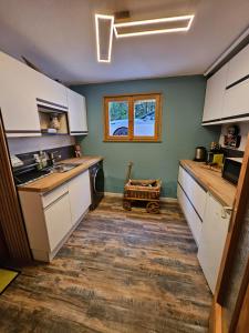 Kuchyň nebo kuchyňský kout v ubytování Chalet Perle des Hauts