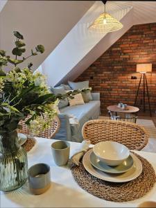 ein Wohnzimmer mit einem Tisch mit Stühlen und einer Couch in der Unterkunft Apartament Jezuicka 2 Stare Miasto Old Town Lublin in Lublin + 24 Fotos
