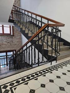 eine Treppe in einem Gebäude mit Fliesenboden in der Unterkunft Apartament Jezuicka 2 Stare Miasto Old Town Lublin in Lublin