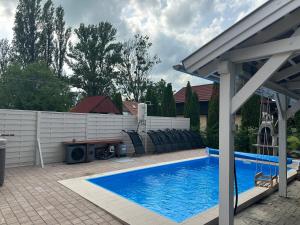 Bazén v ubytovaní TópART Apartman C alebo v jeho blízkosti