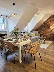 ein Wohnzimmer mit Tisch und Stühlen in der Unterkunft Apartament Jezuicka 2 Stare Miasto Old Town Lublin in Lublin