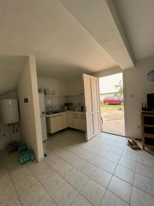 エシェルニツァにあるCasa La Francezuのガレージへの開いたドアがある空のキッチン +21枚の写真