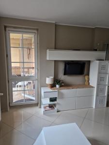 Televízia a/alebo spoločenská miestnosť v ubytovaní Apartament z tarasem widok na jezioro - Ostroda