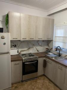 a kitchen with a stove and a refrigerator at Casa Venti Perea in Perea