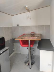 Kuchyň nebo kuchyňský kout v ubytování Petit gite paisible en bord de lac