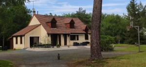 GuécélardにあるMaison 5 chambres proche du circuit des 24h du Mans Proche ARNAGE,の猫の家