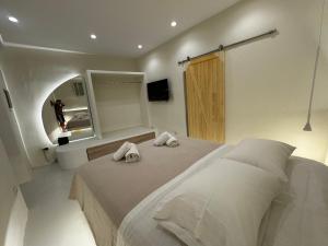A bed or beds in a room at White Sand Jacuzzi Suite