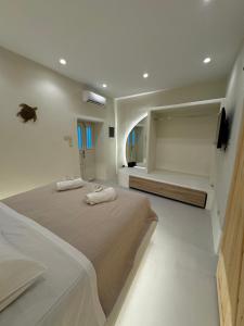 A bed or beds in a room at White Sand Jacuzzi Suite