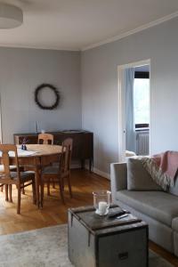 a living room with a table and a couch at Lägenhet nära hav och centrum in Halmstad
