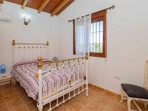 a bedroom with a bed and a desk and a window at Cubo's Finca Tallulah in Villafranco de Guadalhorce +27 photos