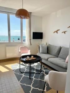 TV a/nebo společenská místnost v ubytování La Maison - Ambleteuse - Vue sur Mer et Jardin