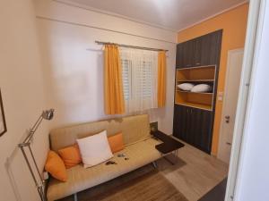 un salon avec un canapé et un lit dans l'établissement AIDIPSOs PARK 2, à Loutra Edipsou 12 autres photos