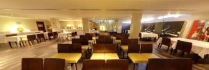 Un comedor con mesas y sillas y un restaurante. en Hotel Hyltor, en Archena