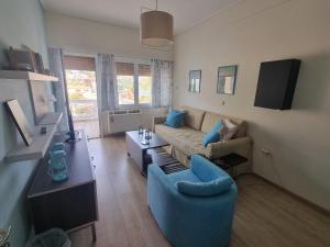 - un salon avec un canapé et des fauteuils bleus dans l'établissement AIDIPSOs PARK 2, à Loutra Edipsou