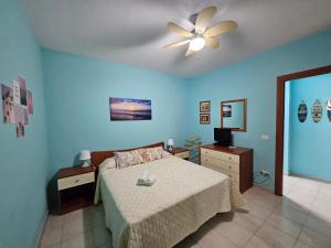 una camera da letto con un letto e un ventilatore a soffitto di Southern Comfort Sicily Holidays a Letoianni Altre 15 foto