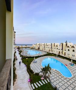 widok na basen z balkonu ośrodka w obiekcie luxury Beachfront Studio- Foreign Nationals Only w mieście Hurghada