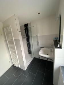 Ένα μπάνιο στο Moderne große Wohnung +17 φωτογραφίες